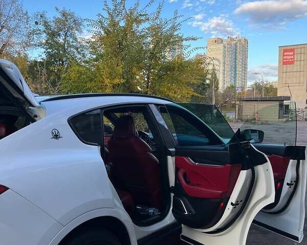 Белый Мазерати Леванте, объемом двигателя 3 л и пробегом 82 тыс. км за 40000 $, фото 31 на Automoto.ua