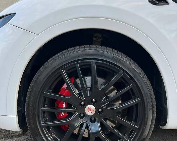 Белый Мазерати Леванте, объемом двигателя 3 л и пробегом 82 тыс. км за 40000 $, фото 19 на Automoto.ua