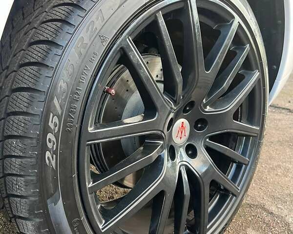 Белый Мазерати Леванте, объемом двигателя 3 л и пробегом 82 тыс. км за 40000 $, фото 70 на Automoto.ua