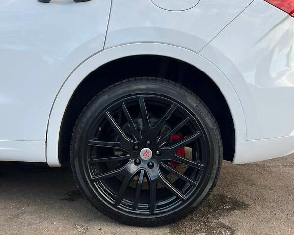 Белый Мазерати Леванте, объемом двигателя 3 л и пробегом 82 тыс. км за 40000 $, фото 20 на Automoto.ua