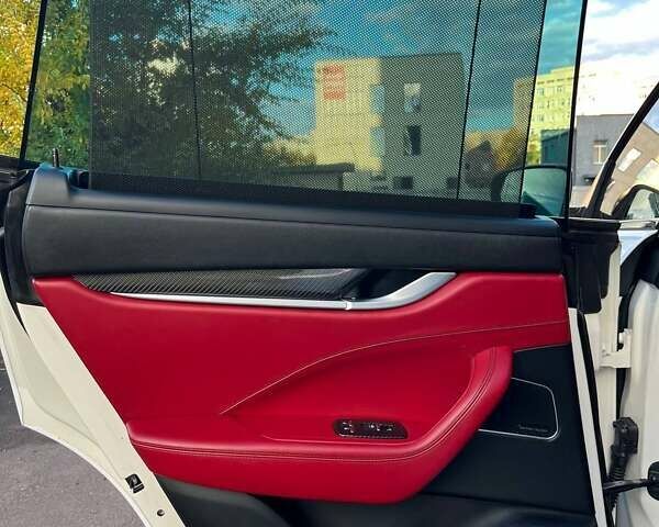 Белый Мазерати Леванте, объемом двигателя 3 л и пробегом 82 тыс. км за 40000 $, фото 47 на Automoto.ua