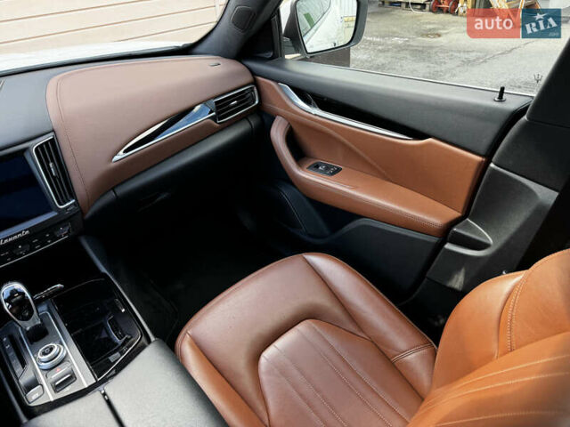 Белый Мазерати Леванте, объемом двигателя 2.98 л и пробегом 88 тыс. км за 29999 $, фото 26 на Automoto.ua