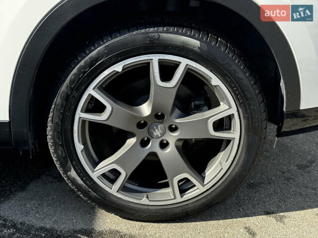 Белый Мазерати Леванте, объемом двигателя 2.98 л и пробегом 88 тыс. км за 29999 $, фото 21 на Automoto.ua