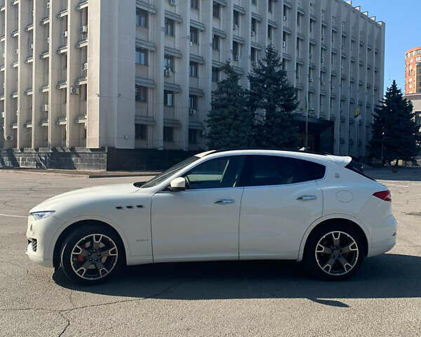 Белый Мазерати Леванте, объемом двигателя 2.99 л и пробегом 49 тыс. км за 35000 $, фото 2 на Automoto.ua