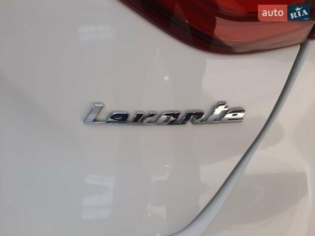 Білий Мазераті Леванте, об'ємом двигуна 2.98 л та пробігом 60 тис. км за 66797 $, фото 11 на Automoto.ua