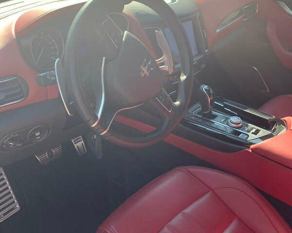 Белый Мазерати Леванте, объемом двигателя 2.99 л и пробегом 49 тыс. км за 35000 $, фото 4 на Automoto.ua