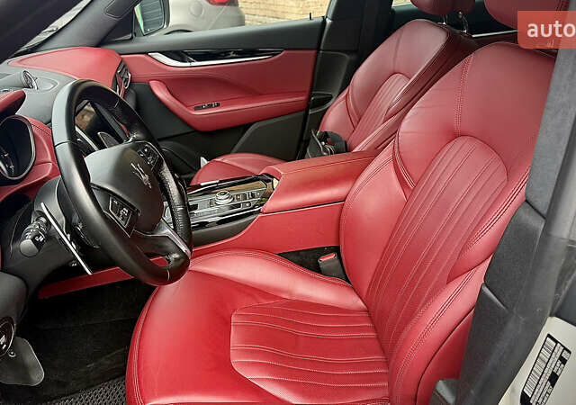 Білий Мазераті Леванте, об'ємом двигуна 2.98 л та пробігом 35 тис. км за 39500 $, фото 9 на Automoto.ua