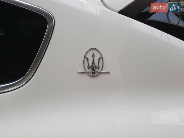 Білий Мазераті Леванте, об'ємом двигуна 2.98 л та пробігом 60 тис. км за 66797 $, фото 7 на Automoto.ua