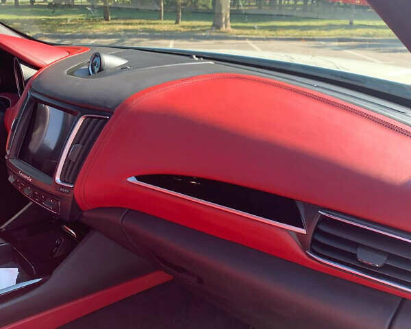 Белый Мазерати Леванте, объемом двигателя 2.99 л и пробегом 49 тыс. км за 35000 $, фото 5 на Automoto.ua