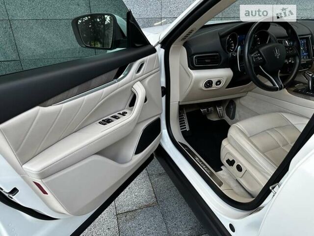 Белый Мазерати Леванте, объемом двигателя 3.8 л и пробегом 55 тыс. км за 65000 $, фото 14 на Automoto.ua