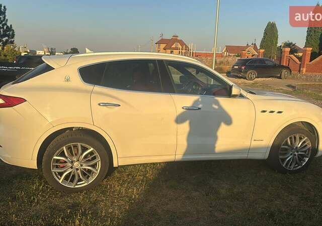 Білий Мазераті Леванте, об'ємом двигуна 2.98 л та пробігом 134 тис. км за 47779 $, фото 2 на Automoto.ua