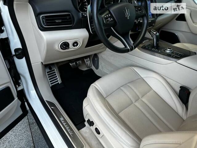 Белый Мазерати Леванте, объемом двигателя 3.8 л и пробегом 55 тыс. км за 65000 $, фото 17 на Automoto.ua