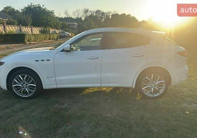 Білий Мазераті Леванте, об'ємом двигуна 2.98 л та пробігом 134 тис. км за 47779 $, фото 3 на Automoto.ua