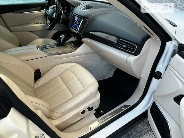 Белый Мазерати Леванте, объемом двигателя 3.8 л и пробегом 55 тыс. км за 65000 $, фото 26 на Automoto.ua