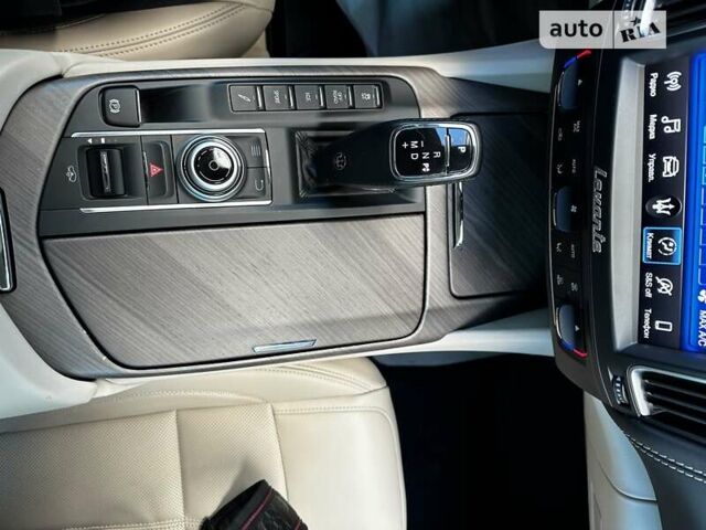 Белый Мазерати Леванте, объемом двигателя 3.8 л и пробегом 55 тыс. км за 65000 $, фото 31 на Automoto.ua