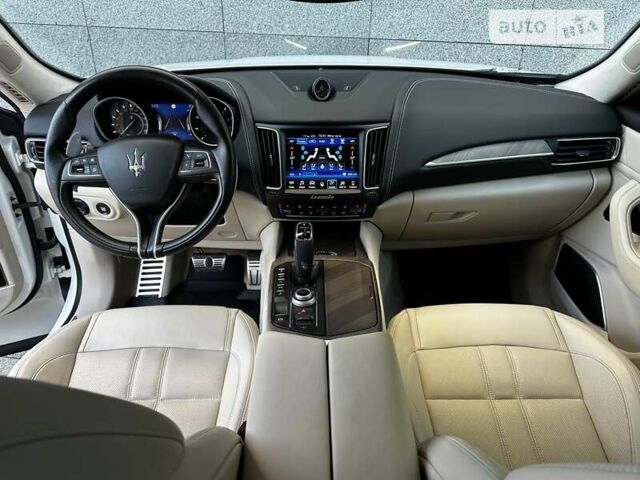 Белый Мазерати Леванте, объемом двигателя 3.8 л и пробегом 55 тыс. км за 65000 $, фото 29 на Automoto.ua