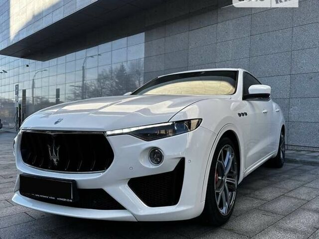 Белый Мазерати Леванте, объемом двигателя 3.8 л и пробегом 55 тыс. км за 65000 $, фото 3 на Automoto.ua