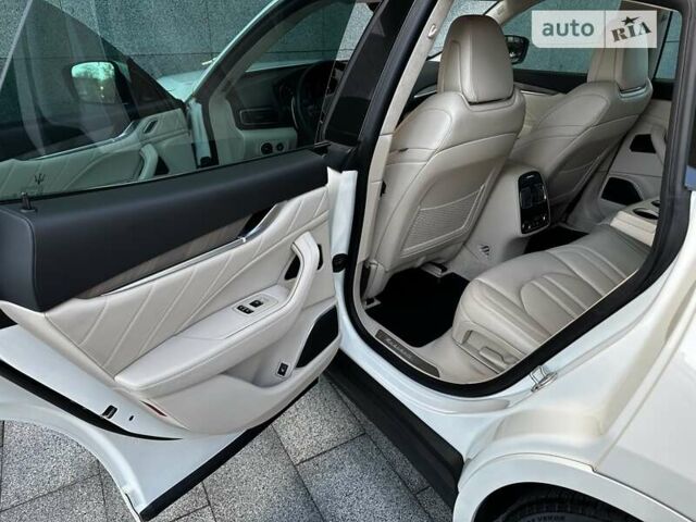 Белый Мазерати Леванте, объемом двигателя 3.8 л и пробегом 55 тыс. км за 65000 $, фото 20 на Automoto.ua