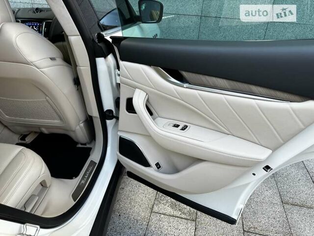 Белый Мазерати Леванте, объемом двигателя 3.8 л и пробегом 55 тыс. км за 65000 $, фото 25 на Automoto.ua