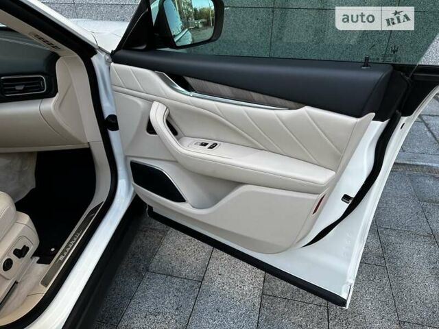 Белый Мазерати Леванте, объемом двигателя 3.8 л и пробегом 55 тыс. км за 65000 $, фото 28 на Automoto.ua