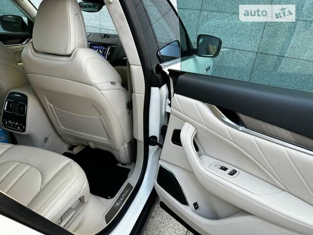 Белый Мазерати Леванте, объемом двигателя 3.8 л и пробегом 55 тыс. км за 65000 $, фото 24 на Automoto.ua