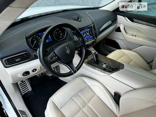 Белый Мазерати Леванте, объемом двигателя 3.8 л и пробегом 55 тыс. км за 65000 $, фото 19 на Automoto.ua