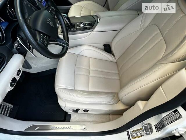 Белый Мазерати Леванте, объемом двигателя 3.8 л и пробегом 55 тыс. км за 65000 $, фото 18 на Automoto.ua