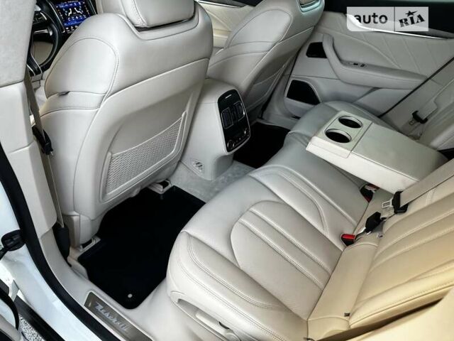 Белый Мазерати Леванте, объемом двигателя 3.8 л и пробегом 55 тыс. км за 65000 $, фото 21 на Automoto.ua