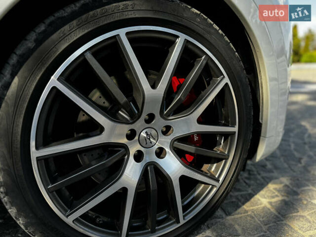 Белый Мазерати Леванте, объемом двигателя 3.8 л и пробегом 66 тыс. км за 63000 $, фото 5 на Automoto.ua