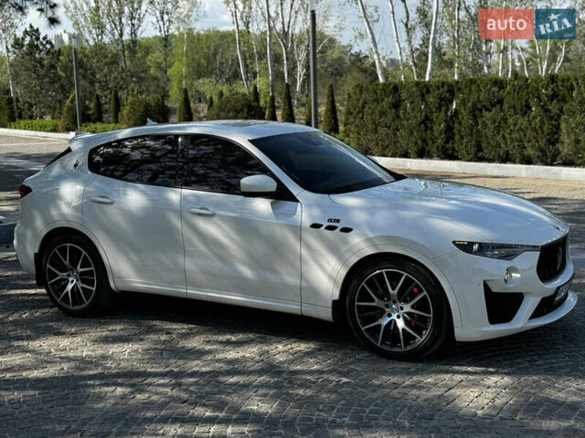 Белый Мазерати Леванте, объемом двигателя 3.8 л и пробегом 66 тыс. км за 63000 $, фото 4 на Automoto.ua