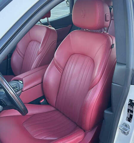 Белый Мазерати Леванте, объемом двигателя 2 л и пробегом 45 тыс. км за 51000 $, фото 16 на Automoto.ua