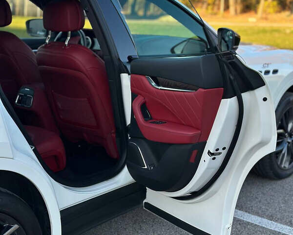 Белый Мазерати Леванте, объемом двигателя 2 л и пробегом 45 тыс. км за 51000 $, фото 21 на Automoto.ua