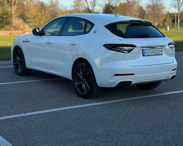 Белый Мазерати Леванте, объемом двигателя 2 л и пробегом 45 тыс. км за 51000 $, фото 3 на Automoto.ua