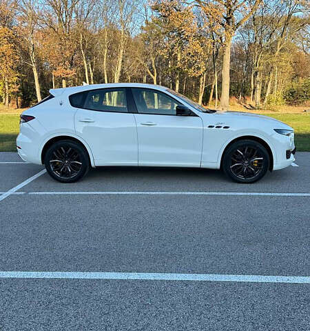 Белый Мазерати Леванте, объемом двигателя 2 л и пробегом 45 тыс. км за 51000 $, фото 6 на Automoto.ua