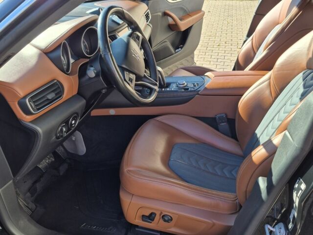 Чорний Мазераті Леванте, об'ємом двигуна 3 л та пробігом 116 тис. км за 47000 $, фото 4 на Automoto.ua