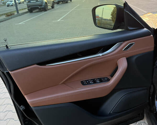 Черный Мазерати Леванте, объемом двигателя 2.98 л и пробегом 48 тыс. км за 38000 $, фото 29 на Automoto.ua