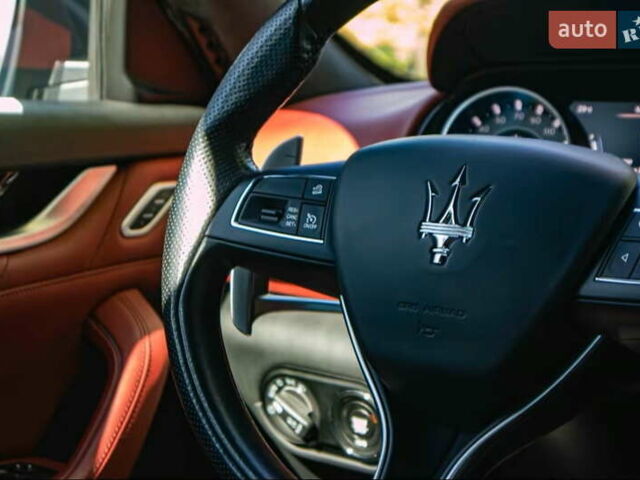 Черный Мазерати Леванте, объемом двигателя 3 л и пробегом 45 тыс. км за 54999 $, фото 1 на Automoto.ua