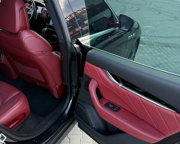 Черный Мазерати Леванте, объемом двигателя 2.98 л и пробегом 45 тыс. км за 65000 $, фото 53 на Automoto.ua