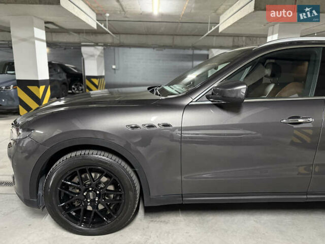 Сірий Мазераті Леванте, об'ємом двигуна 3 л та пробігом 100 тис. км за 31000 $, фото 2 на Automoto.ua