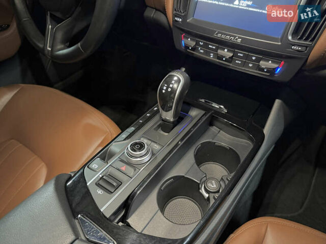 Сірий Мазераті Леванте, об'ємом двигуна 3 л та пробігом 100 тис. км за 31000 $, фото 7 на Automoto.ua