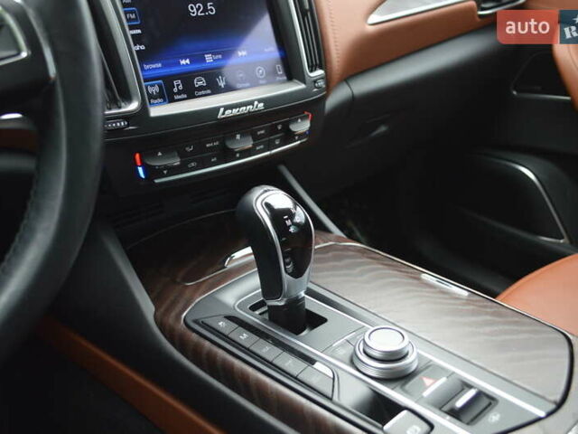 Мазераті Леванте 2017 у Одесі на Automoto.ua Сірий Мазераті Леванте, об'ємом двигуна 3 л та пробігом 70 тис. км за 26900 $, фото 30 на Automoto.ua