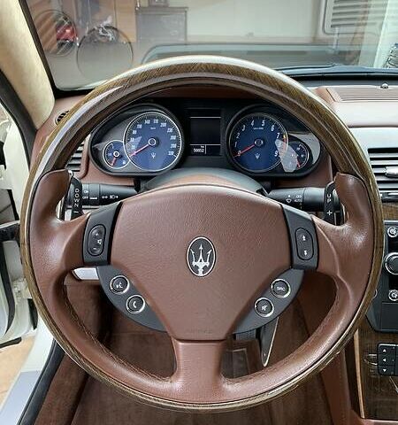 Білий Мазераті Quattroporte, об'ємом двигуна 4.7 л та пробігом 80 тис. км за 30500 $, фото 11 на Automoto.ua