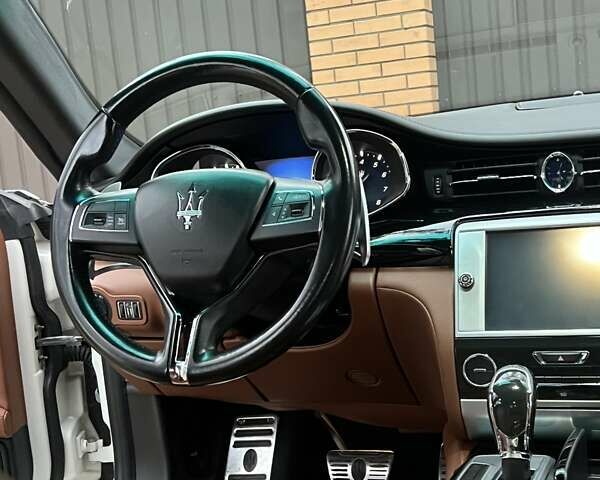 Белый Мазерати Кватропорте, объемом двигателя 2.98 л и пробегом 129 тыс. км за 38900 $, фото 14 на Automoto.ua