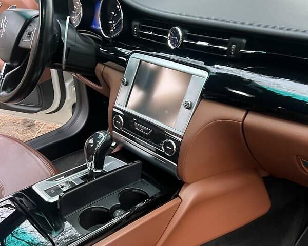 Белый Мазерати Кватропорте, объемом двигателя 2.98 л и пробегом 129 тыс. км за 38900 $, фото 22 на Automoto.ua