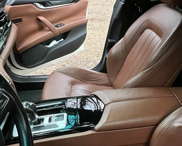 Белый Мазерати Кватропорте, объемом двигателя 2.98 л и пробегом 129 тыс. км за 38900 $, фото 16 на Automoto.ua