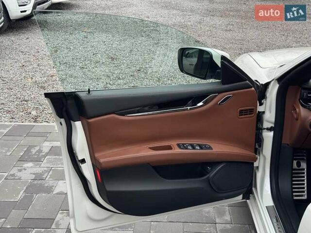 Белый Мазерати Кватропорте, объемом двигателя 2.98 л и пробегом 62 тыс. км за 29990 $, фото 24 на Automoto.ua