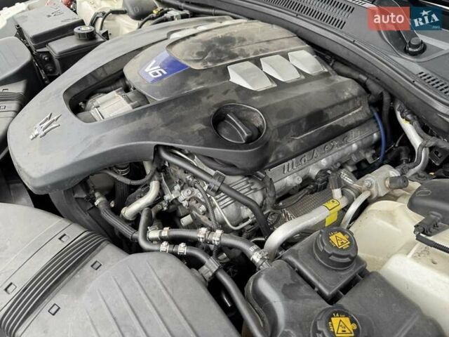 Белый Мазерати Кватропорте, объемом двигателя 2.98 л и пробегом 62 тыс. км за 29990 $, фото 88 на Automoto.ua