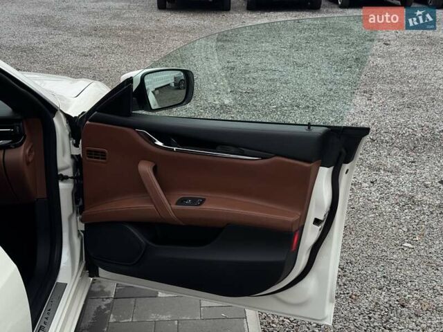 Белый Мазерати Кватропорте, объемом двигателя 2.98 л и пробегом 62 тыс. км за 29990 $, фото 77 на Automoto.ua