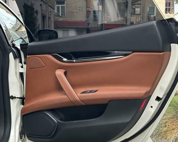 Белый Мазерати Кватропорте, объемом двигателя 2.98 л и пробегом 61 тыс. км за 28000 $, фото 41 на Automoto.ua