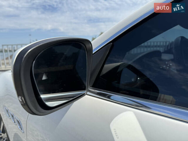 Білий Мазераті Quattroporte, об'ємом двигуна 2.98 л та пробігом 137 тис. км за 27999 $, фото 11 на Automoto.ua